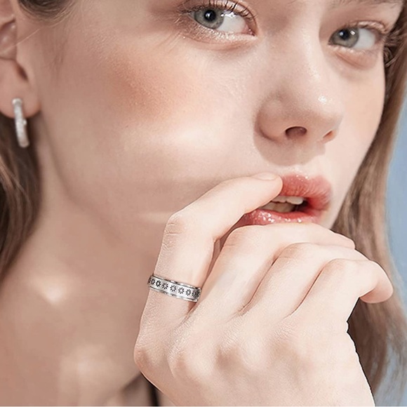 🦋3/$30🦋 Stainless Steel Flower Fidget Spinner Ring Size 9 - Picture 4 of 8